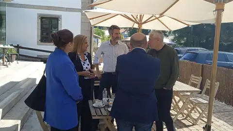 Imagen de varios de los participantes en la reunión entre PSOE y BNG al inicio. Foto: Marta Rodríguez. Reunión PSOE y BNG