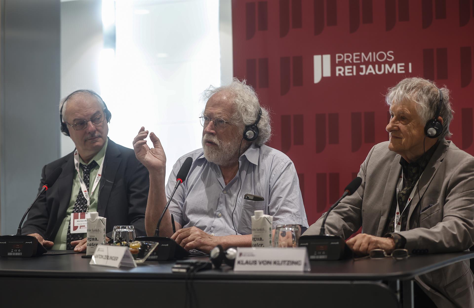 Premios Nobel reivindican que la IA es "extremadamente útil", pero reclaman una regulación internacional Premios Nobel reivindican que la IA es "extremadamente útil", pero reclaman una regulación internacional