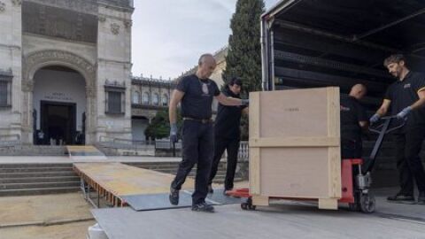 Operarios trasladan del Museo Arqueológico las piezas embaladas con motivo del proyecto de rehabilitación integral del edificio