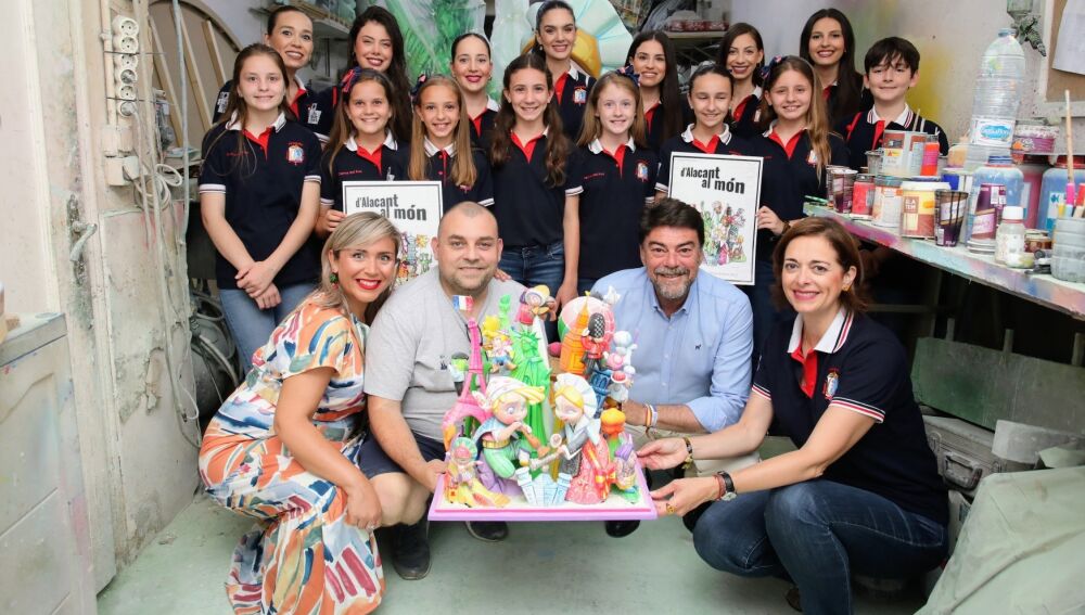 En el taller de Sergio Gómez con la maqueta de la hoguera infantil 