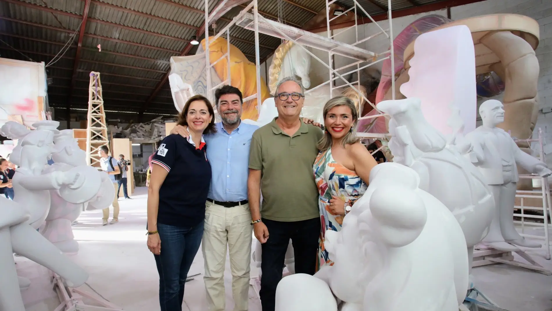 Pedro Espadero, junto al alcalde y la vicealcaldesa; planta este año su decimosexta hoguera oficial 
