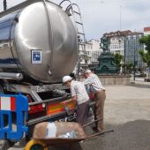 Betanceiros recogiendo agua de un camión cisterna