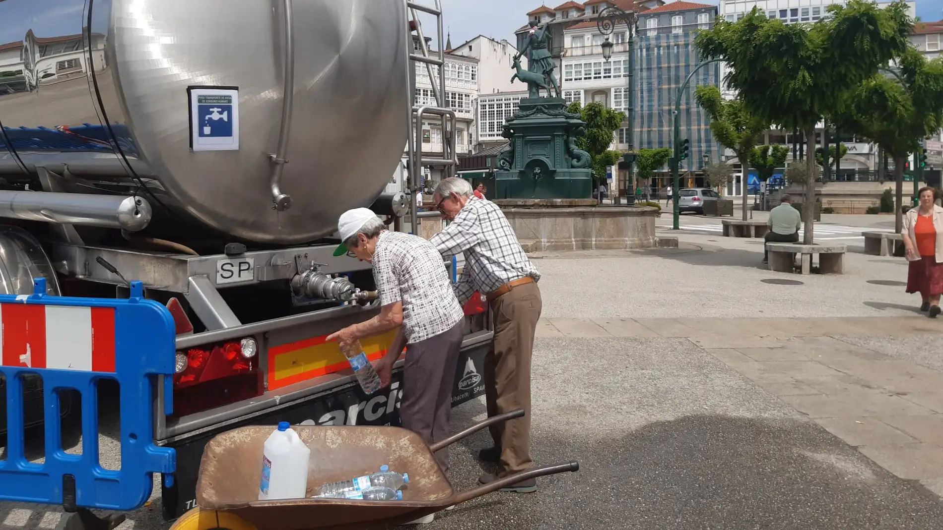 Betanceiros recogiendo agua de un camión cisterna
