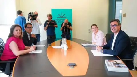 Reunión en el Parlament entre Mercedes Garrido y Iago Negueruela, del PSIB, con Marga Prohens y Antoni Costa, del PP. Reunión en el Parlament entre Mercedes Garrido y Iago Negueruela, del PSIB, con Marga Prohens y Antoni Costa, del PP.