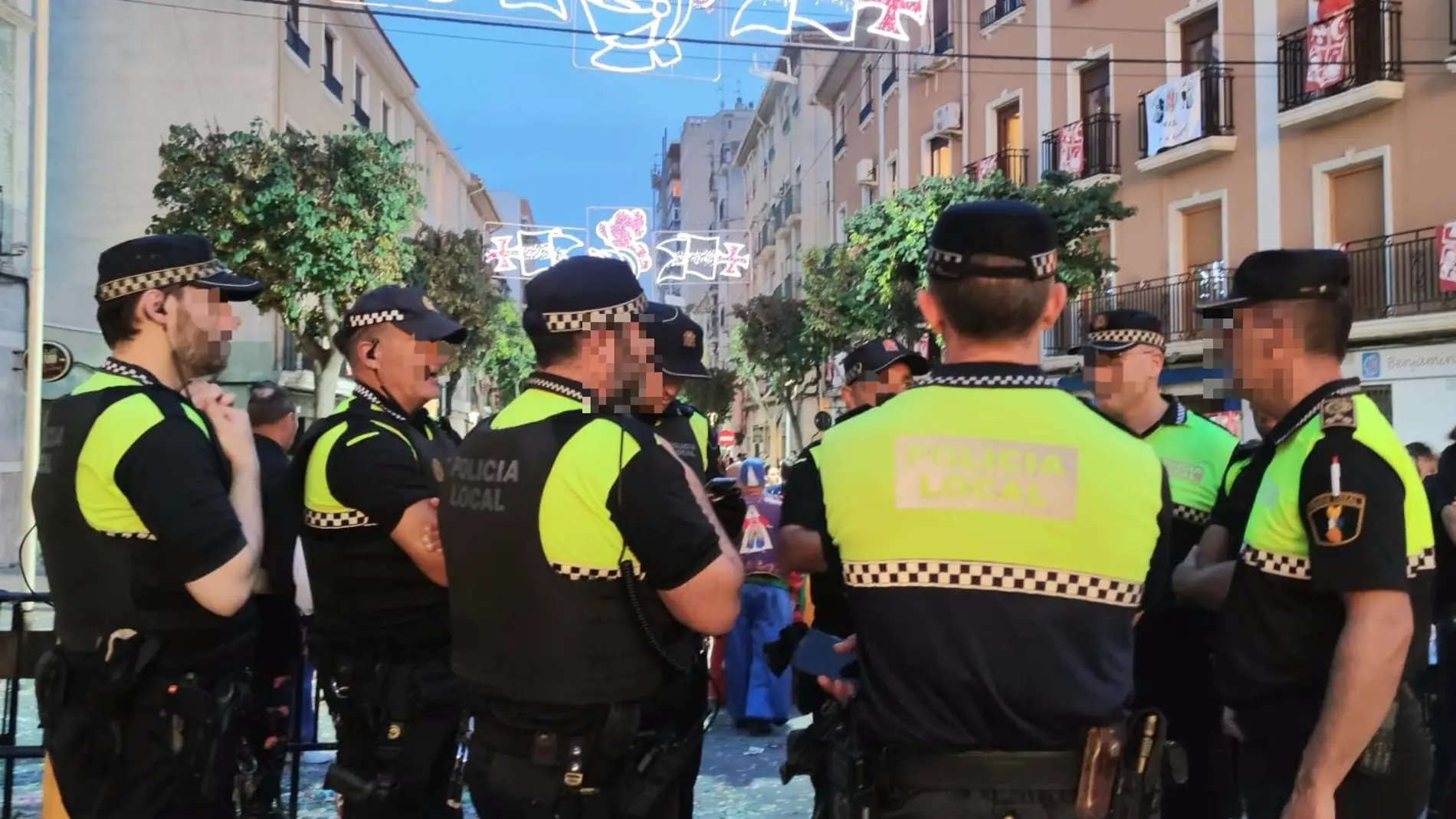 Agentes de la Policía Local de Elda durante las fiestas de Moros y Cristianos de la localidad. 