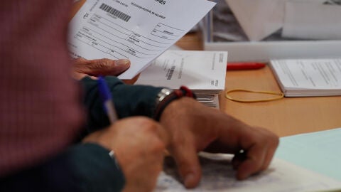 Imagen del pasado domingo de los miembros de una mesa electoral durante el recuento de votos