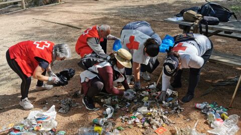Voluntarios de Cruz Roja recogen 30 kilos de basura en los alrededores de Alcal&aacute; del J&uacute;car