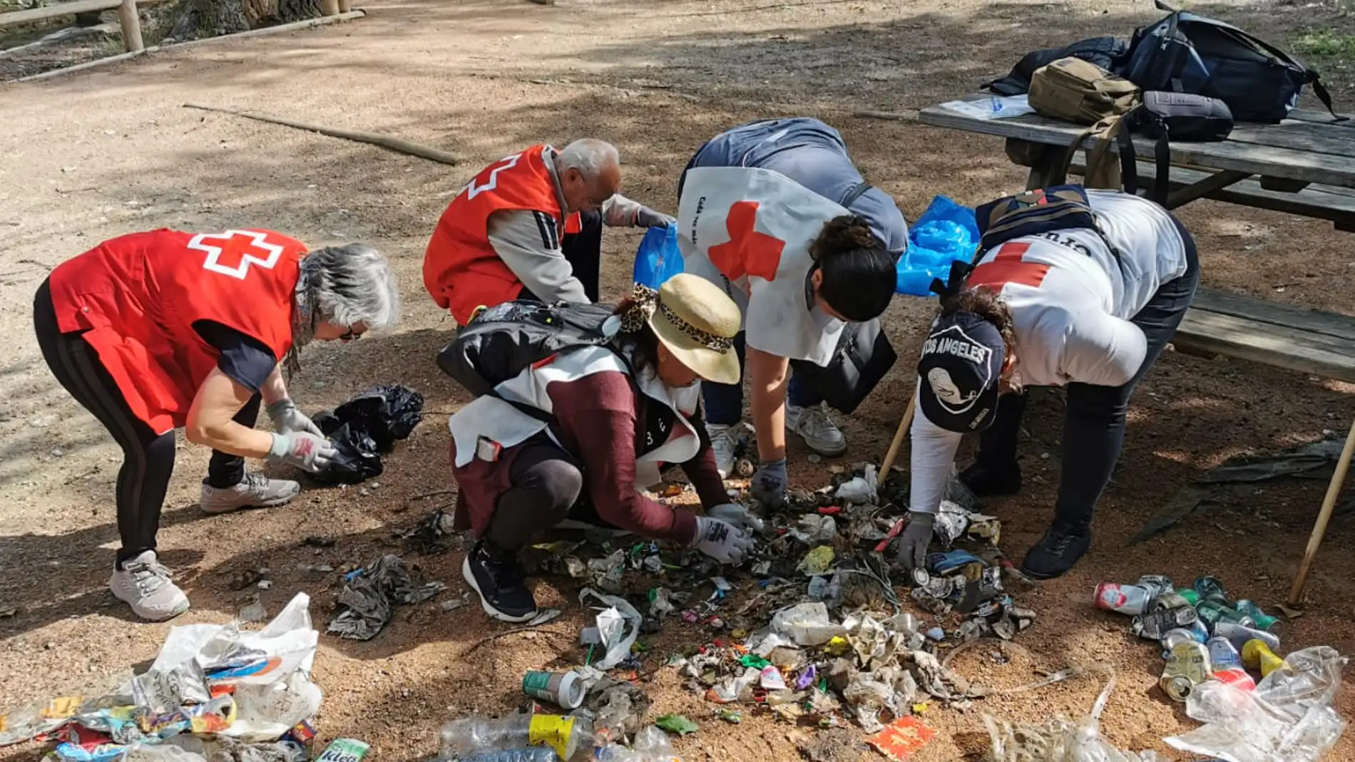 Voluntarios de Cruz Roja recogen 30 kilos de basura en los alrededores de Alcalá del Júcar