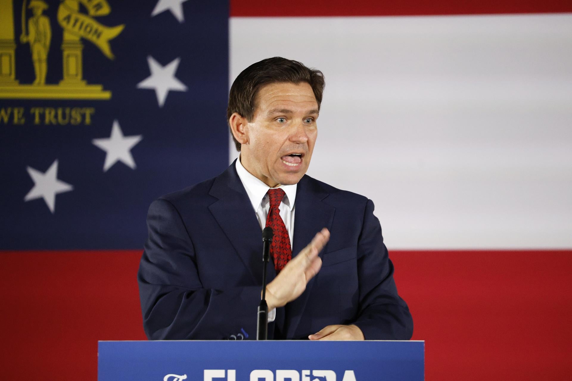 Los gobernadores republicanos envían a los inmigrantes a los estados demócratas en EEUU Los gobernadores republicanos envían a los inmigrantes a los estados demócratas en EEUU