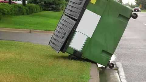 Contenedor de basura volcado Contenedor de basura volcado