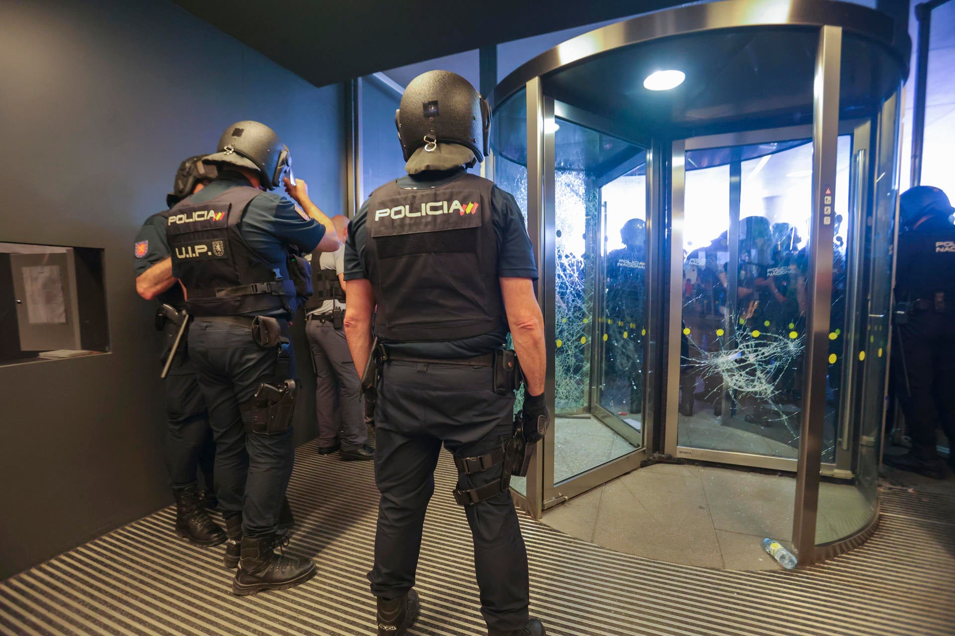 Un detenido y doce heridos en el intento de asalto a la delegación de la Junta de Castilla y León en Salamanca Un detenido y doce heridos en el intento de asalto a la delegación de la Junta de Castilla y León en Salamanca