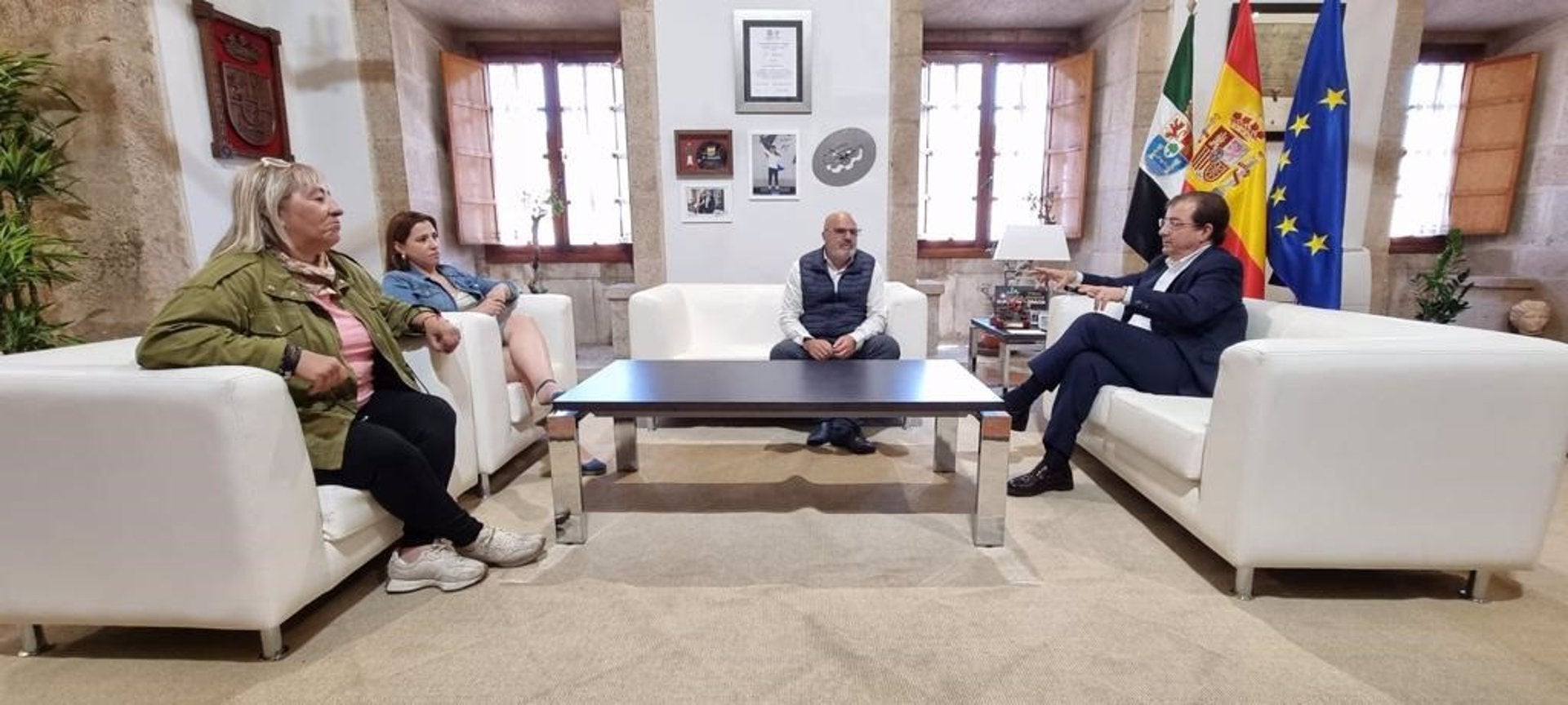 Vara adelanta a representantes del norte de Cáceres que la Junta estudiará medidas para los cereceros este miércoles Vara adelanta a representantes del norte de Cáceres que la Junta estudiará medidas para los cereceros este miércoles