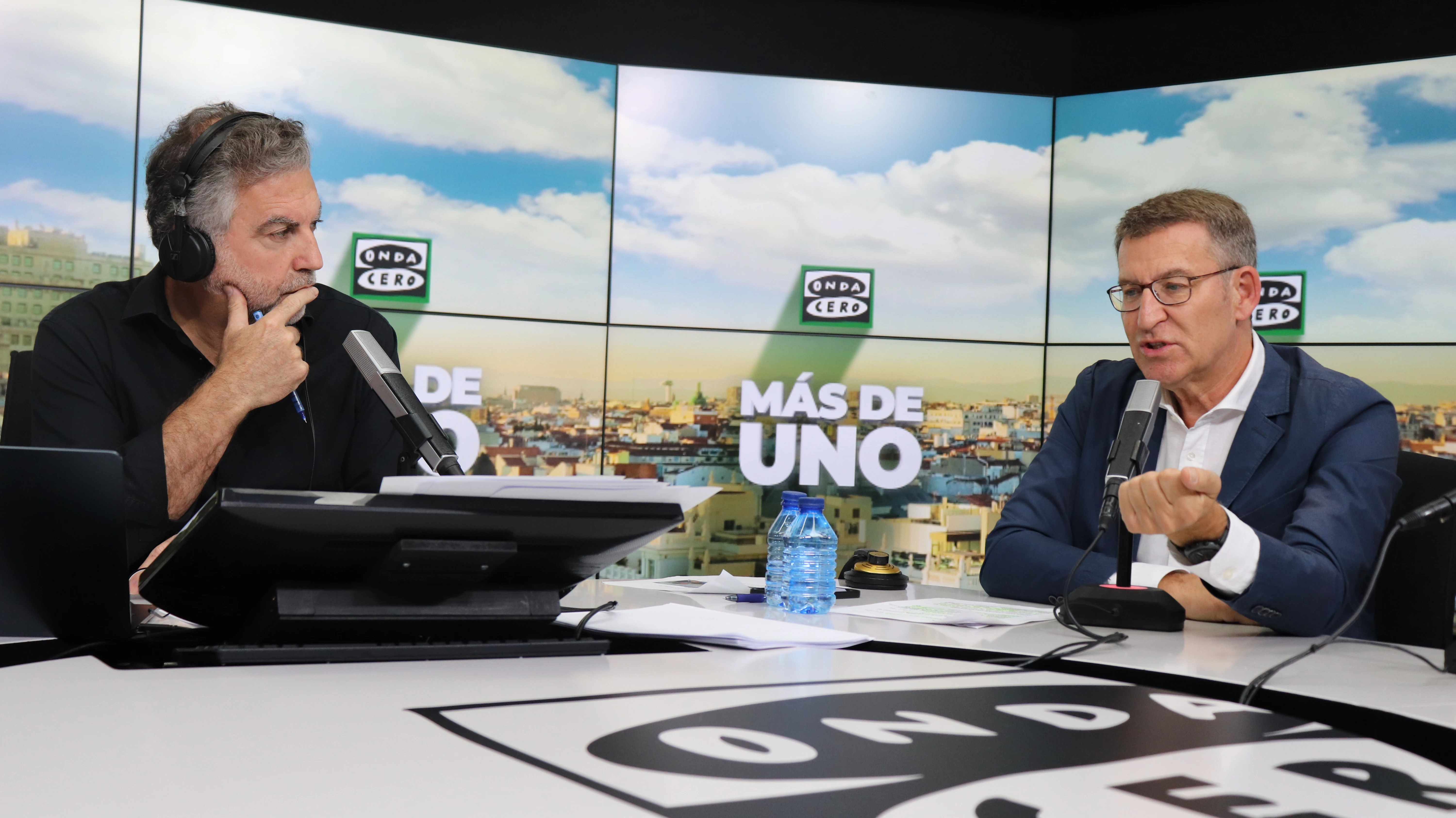 El presidente del PP, Alberto N&uacute;&ntilde;ez Feij&oacute;o, con Carlos Alsina en 'M&aacute;s de uno'