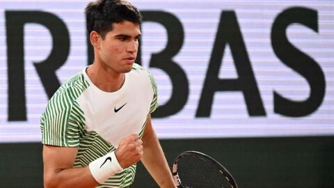 Alcaraz arrasa a Tsitsipas y se cita con Djokovic en semifinales