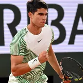 Alcaraz arrasa a Tsitsipas y se cita con Djokovic en semifinales Alcaraz arrasa a Tsitsipas y se cita con Djokovic en semifinales