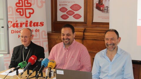 Juli&aacute;n Ruiz, obispo de Huesca y Jaca; Jaime Esparrach, secretario general de C&aacute;ritas en Huesca, y Felipe Munuera, director en la provincia.