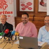 Julián Ruiz, obispo de Huesca y Jaca; Jaime Esparrach, secretario general de Cáritas en Huesca, y Felipe Munuera, director en la provincia.