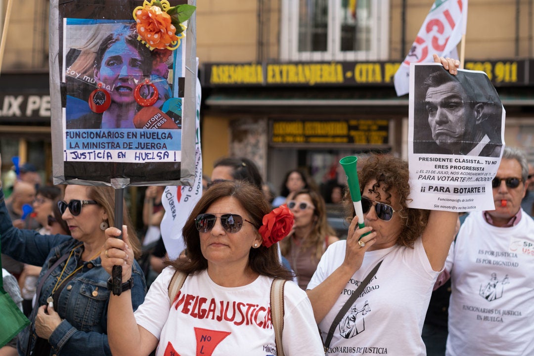 Los funcionarios encerrados en Justicia ponen fin al encierro en el Ministerio pero avisan: "Continúa el conflicto" Los funcionarios encerrados en Justicia ponen fin al encierro en el Ministerio pero avisan: "Continúa el conflicto"