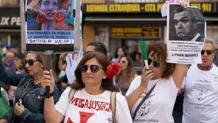 Manifestantes en la concentración de sindicatos de trabajadores de Justicia celebrada este martes ante el Ministerio de Justicia en Madrid