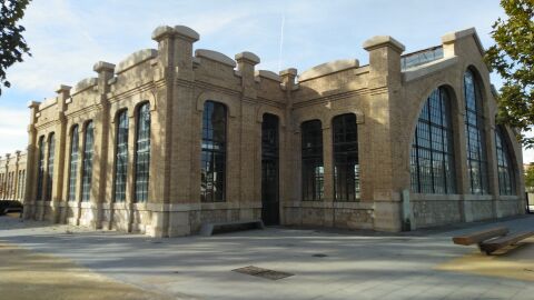 Exterior de la nave del Parque Central destinada al polideportivo