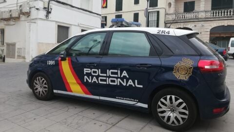 Un veh&iacute;culo policial en la comisar&iacute;a de Ma&oacute;. 