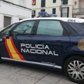 Un vehículo policial en la comisaría de Maó. 