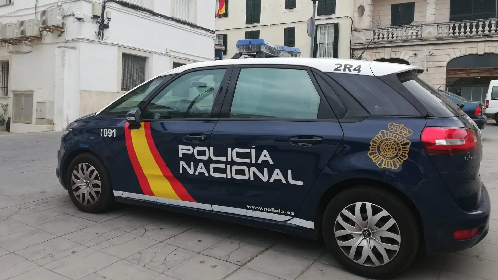 Un vehículo policial en la comisaría de Maó. 