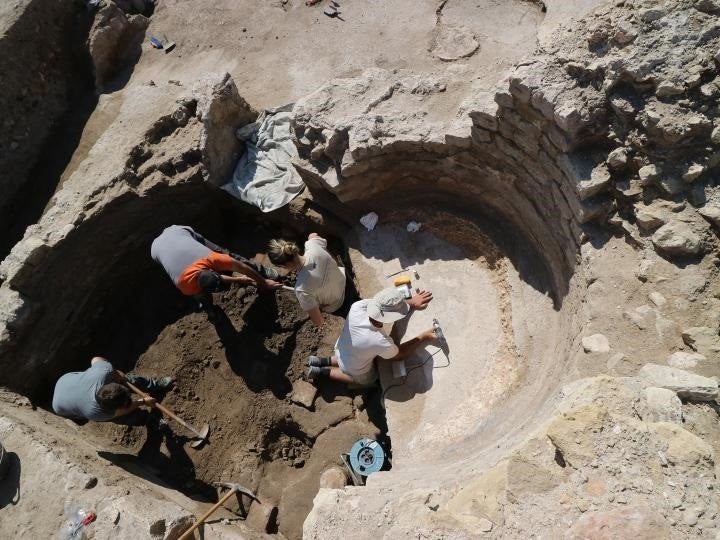 Los arqueólogos buscan el patio porticado de las termas orientales del yacimiento de La Alcudia de Elche Los arqueólogos buscan el patio porticado de las termas orientales del yacimiento de La Alcudia de Elche