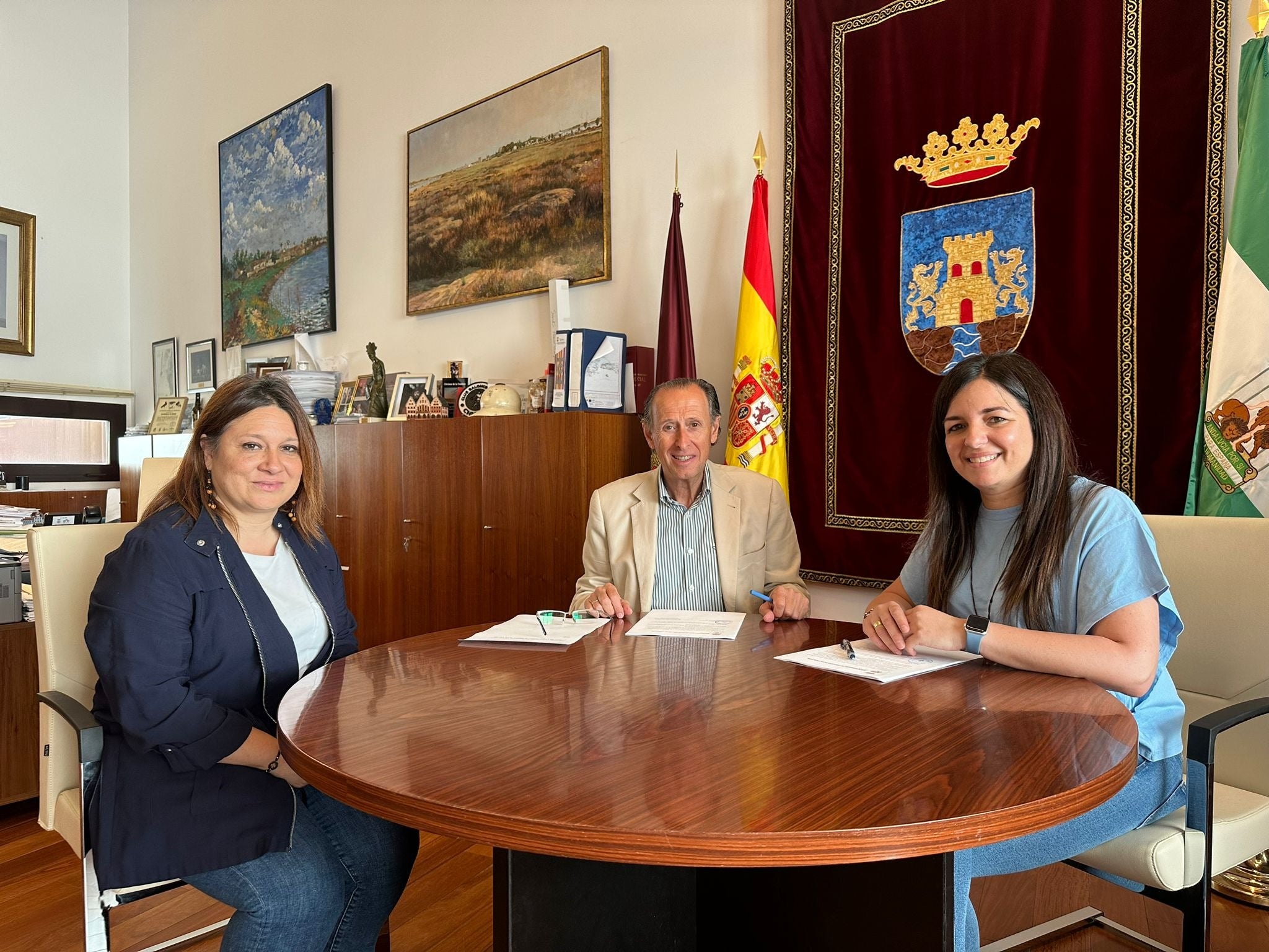 El Ayuntamiento de Chiclana entrega 550 euros al AMPA del Conservatorio de Música El Ayuntamiento de Chiclana entrega 550 euros al AMPA del Conservatorio de Música