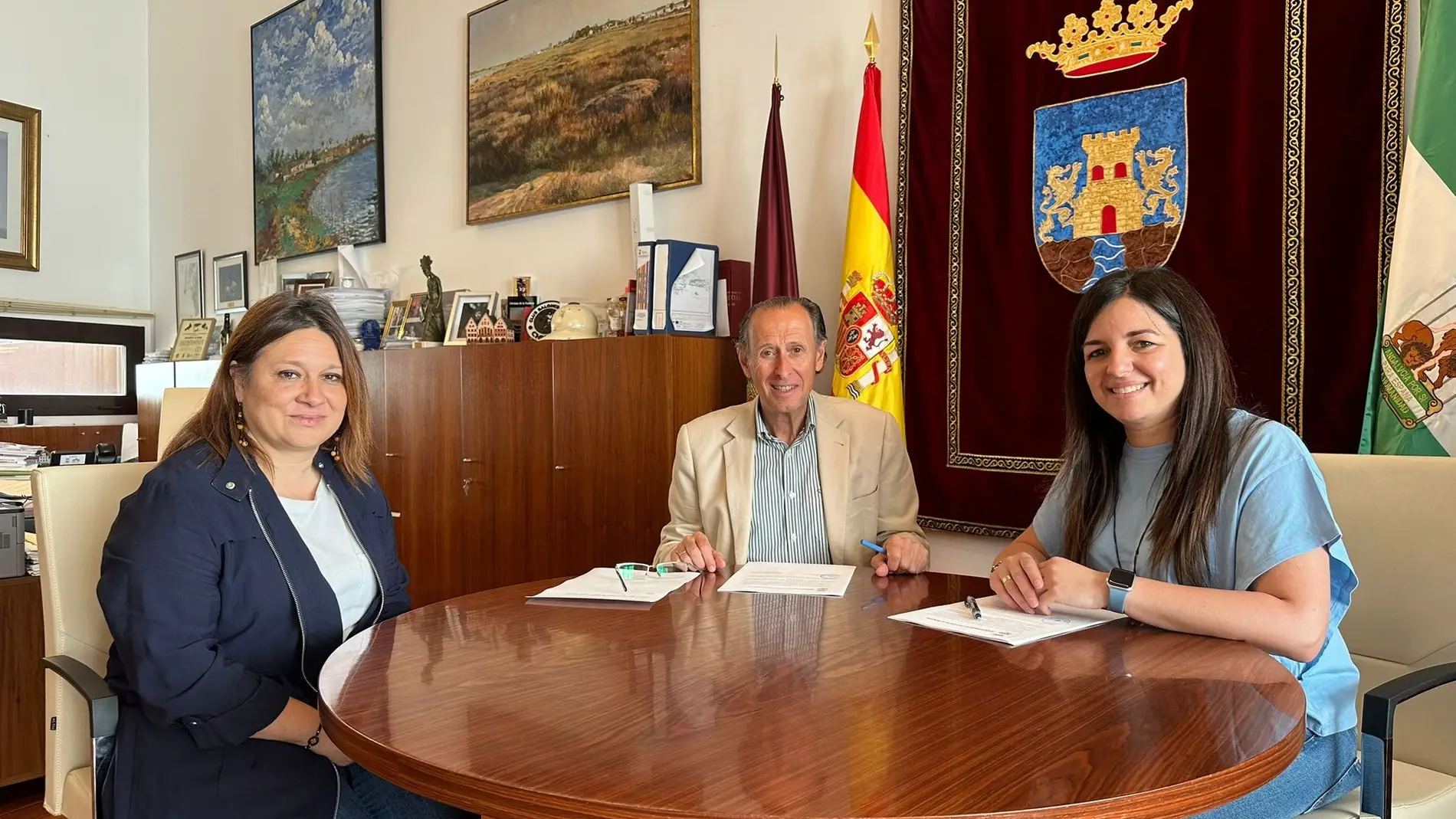 Reunión en el Ayuntamiento de Chiclana con la Delegada de Cultura y el Alcalde en Funciones y la presidenta del AMPA