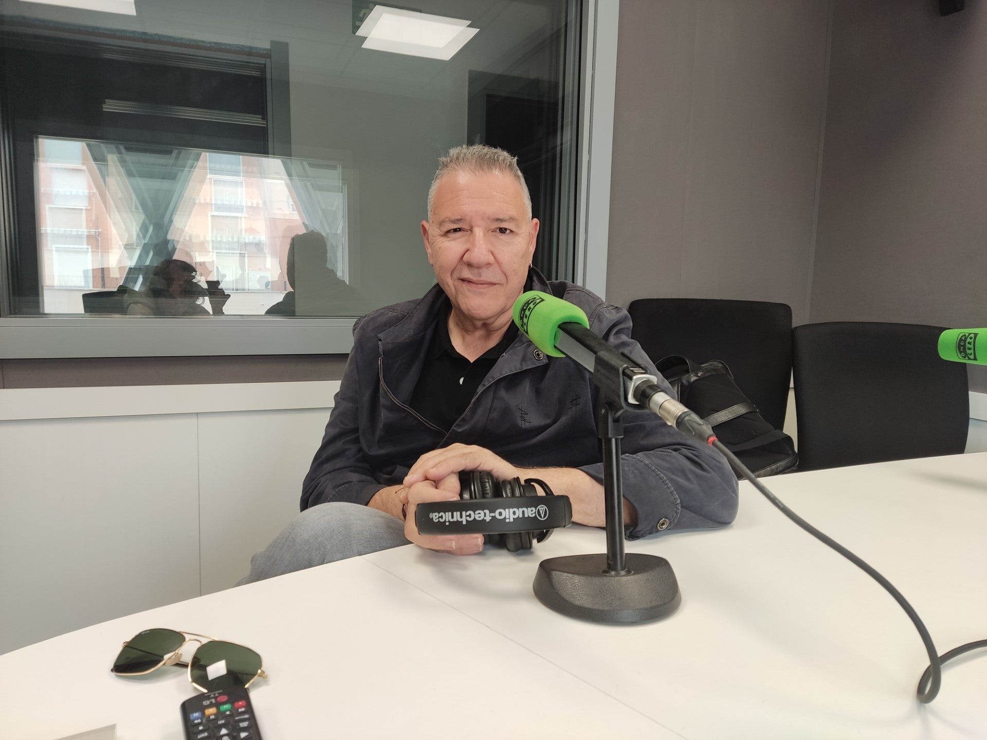 Carlos Goñi: "No tengo ningún megahit mundial, pero sí 15 canciones que todo el mundo conoce" Carlos Goñi: "No tengo ningún megahit mundial, pero sí 15 canciones que todo el mundo conoce"