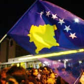 Los albanokosovares declaran su independencia de Serbia 