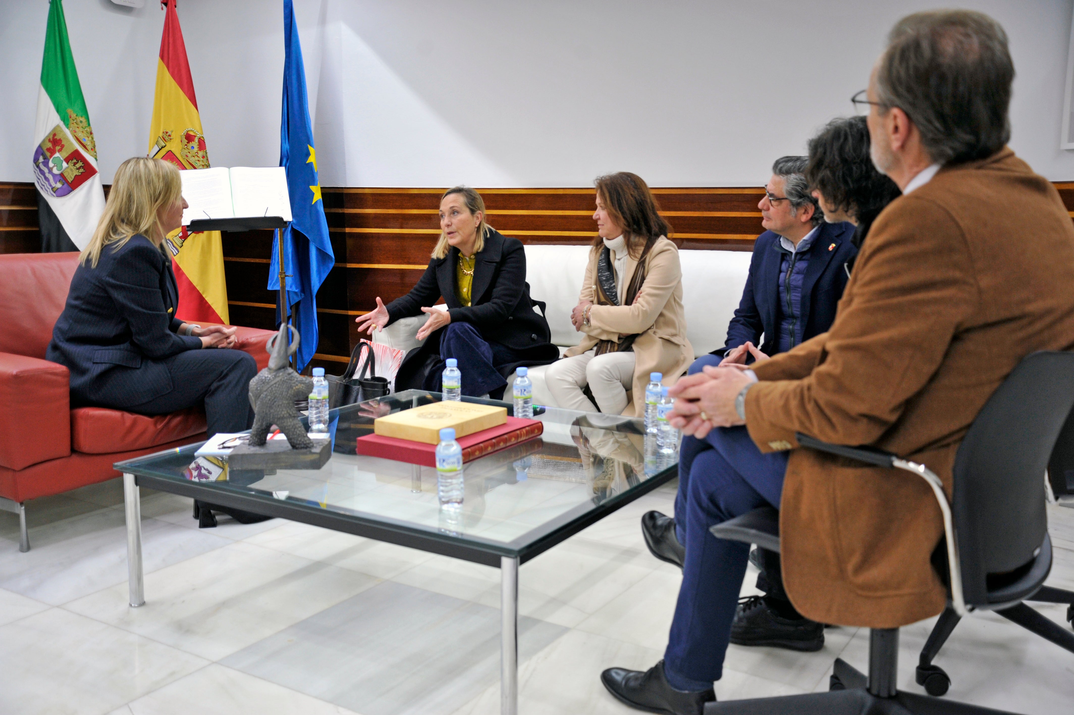 La Asamblea propone al Colegio Ntra. Sra. del Carmen de Villafranca de los Barros para la concesión de la Medalla de Extremadura La Asamblea propone al Colegio Ntra. Sra. del Carmen de Villafranca de los Barros para la concesión de la Medalla de Extremadura