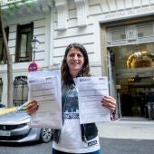 La ex dirigente de Vox Macarena Olona posa con el recibo de presentación en Oficina de Registro, en el Ministerio del Interior, a 7 de junio de 2023, en Madrid (España). 