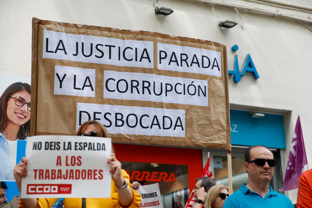 Los funcionarios de Justicia se encierran de madrugada en el Ministerio para reclamar subidas salariales Los funcionarios de Justicia se encierran de madrugada en el Ministerio para reclamar subidas salariales