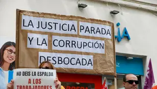 Los funcionarios de la administración de Justicia en huelga se concentran ante la sede del PSOE para exigir mejoras salariales y laborales, el pasado viernes en Madrid.