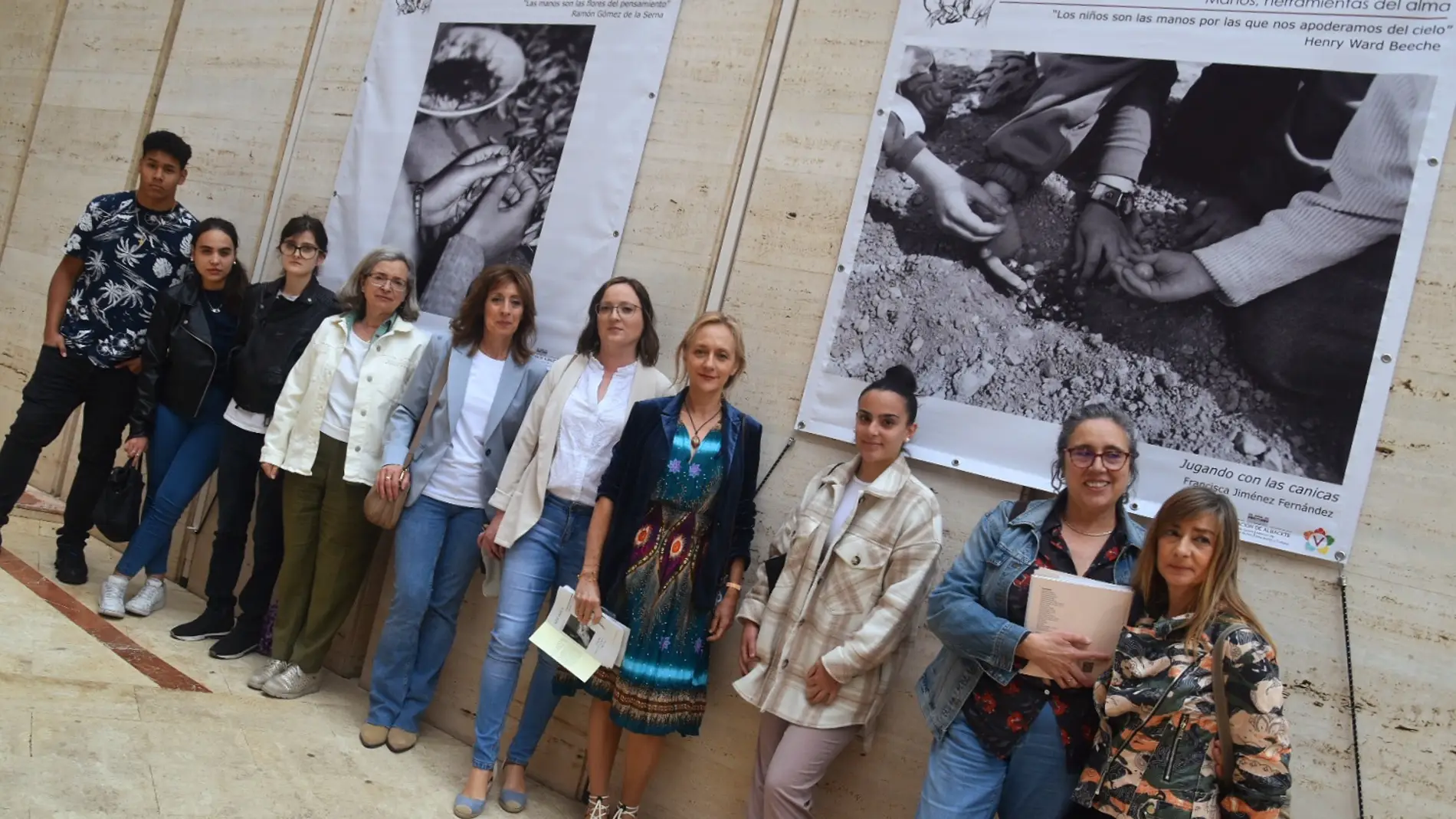 La fachada de la Diputación lucirá hasta el 29 de junio la exposición fotográfica 'Manos, herramientas del alma'