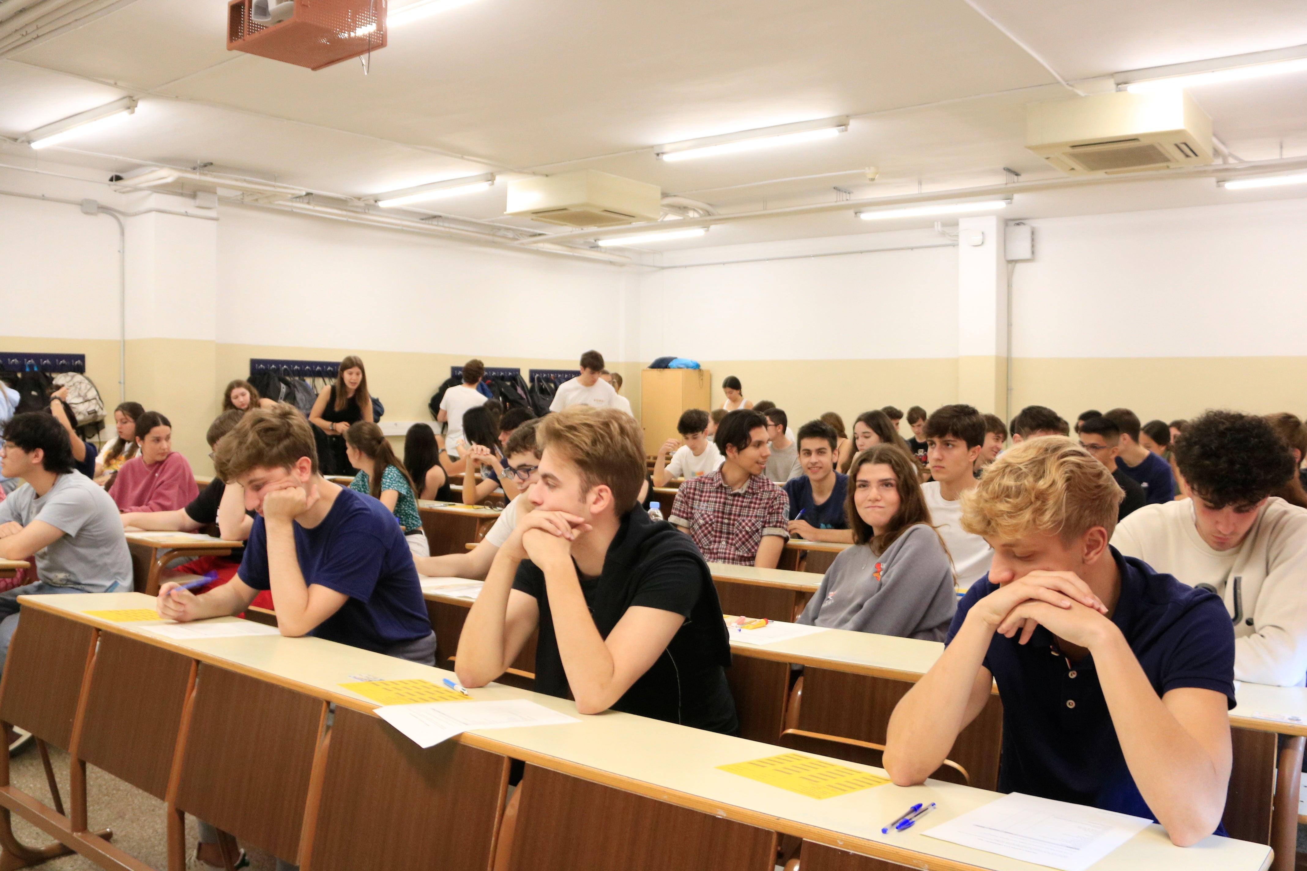 Més de 41.000 estudiants comencen la selectivitat amb optimisme: "El primer examen ha estat més fàcil del que esperàvem" Més de 41.000 estudiants comencen la selectivitat amb optimisme: "El primer examen ha estat més fàcil del que esperàvem"