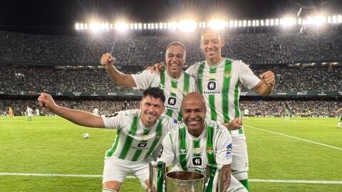 Denilson, Oliveira, Edu y Assunçao posan con la Copa del Rey conseguida por el Betis en 2005.