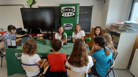La directora y la profesora de arte del CEIP Mestre Canaletes con alumnos de sexto curso