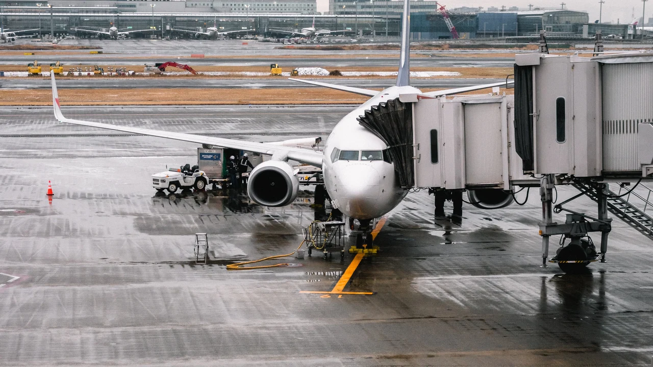 Un avión en un aeropuerto en una imagen de archivo