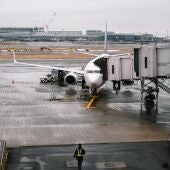 Un avión en un aeropuerto en una imagen de archivo