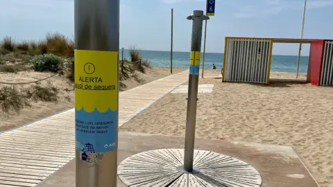Les platges de Barcelona només tindran una dutxa activa Les platges de Barcelona només tindran una dutxa activa