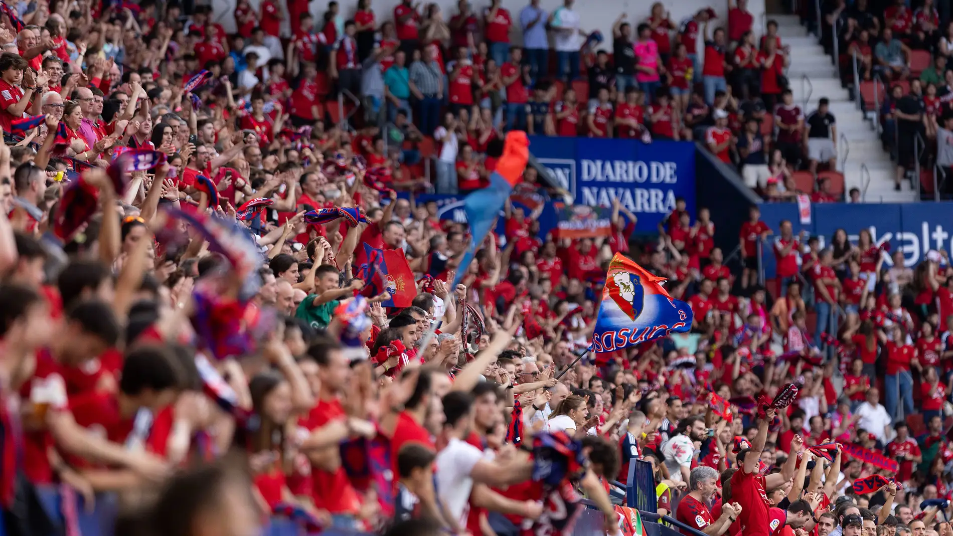 La afición de Osasuna celebra en El Sadar la clasificación por méritos deportivos para la Conference League 