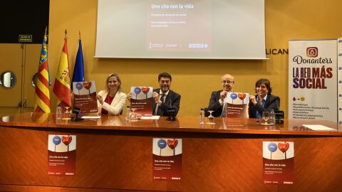 Dra. Paula Giménez, de ASISA; Luis Barcala, alcalde de Alicante; José Alberto Cortés, director-gerente del MARQ y la Dra. Mabel Ortiz de Salazar, Jefa de Servicio del Centro de Transfusión