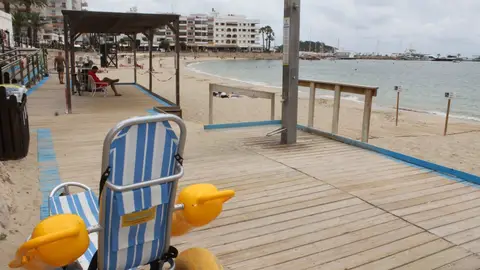 El municipio de Santa Eulària cuenta con tres puntos de baño adaptado en sus playas El municipio de Santa Eulària cuenta con tres puntos de baño adaptado en sus playas