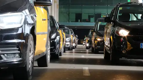 Nou capítol en la lluita Taxis vs VTC Taxistes fent cua a l'espera de visitants que aterren a Barcelona