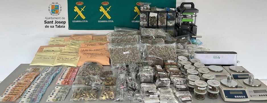 Desarticulado un punto de venta de drogas en Sant Jordi camuflado como Club Cannábico Desarticulado un punto de venta de drogas en Sant Jordi camuflado como Club Cannábico