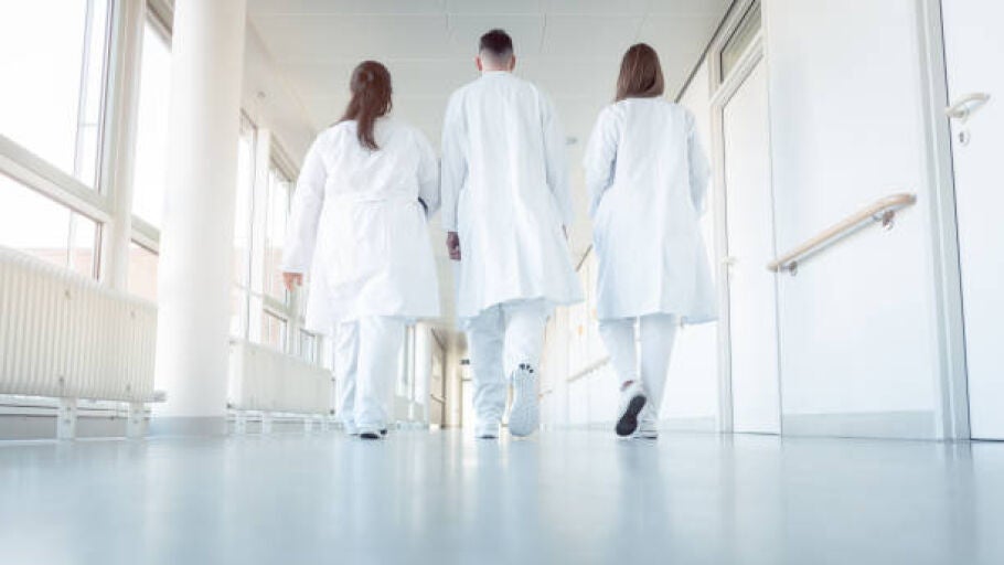 La falta de m&eacute;dicos se agravar&aacute; en las localidades que atraen a m&aacute;s turistas en verano