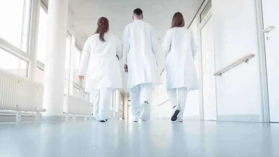 Imagen de archivo de sanitarios. La falta de médicos se agravará en las localidades que atraen a más turistas en verano